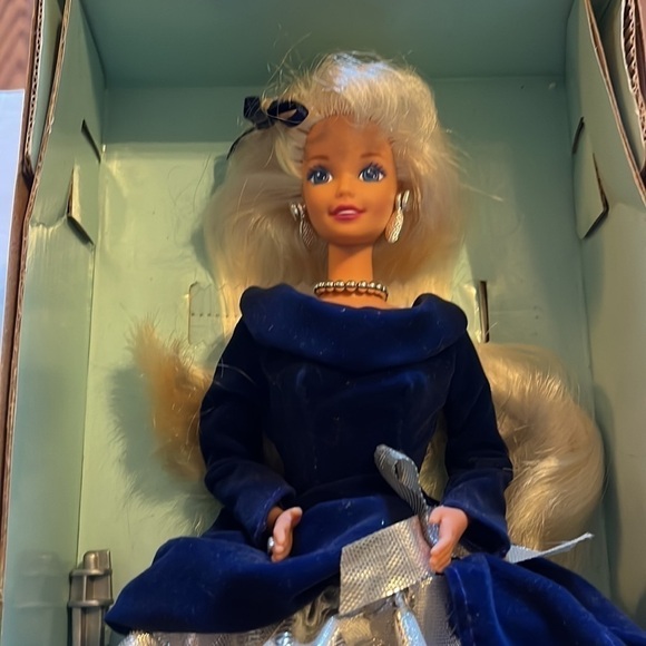 Avon, exclusive, special edition, winter velvet Barbie, first in a series, 1995 - Picture 2 of 7